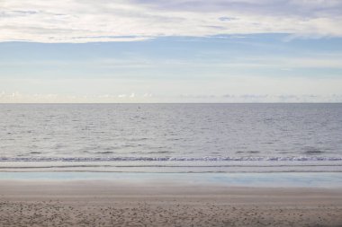 Deniz manzaralı güneşli gökyüzü ile tropikal plaj, tropikal deniz Tayland dan