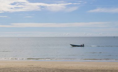 Longtail tekneler güzel plajda, Tayland