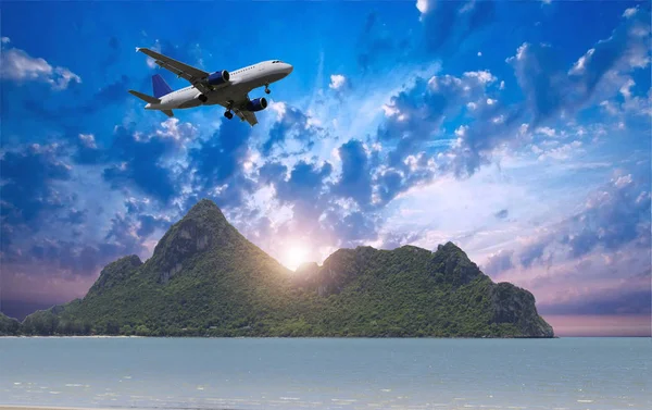 Passenger Plane Flying Beautiful Blue Ocean Island — Stock Photo, Image