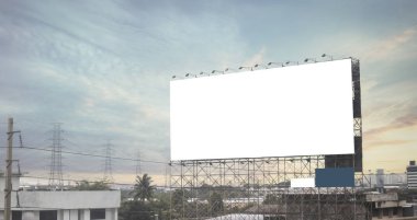 city background.evening zaman reklam için de yol boş billboard