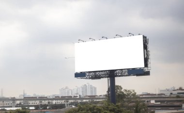 İlan panosu reklam arkaplanı için yolda boş..