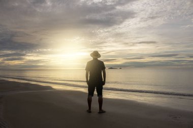 Sahilde büyük günbatımı siluet insanları