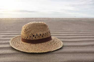 Plajda, yaz saati kavramı hasır şapka