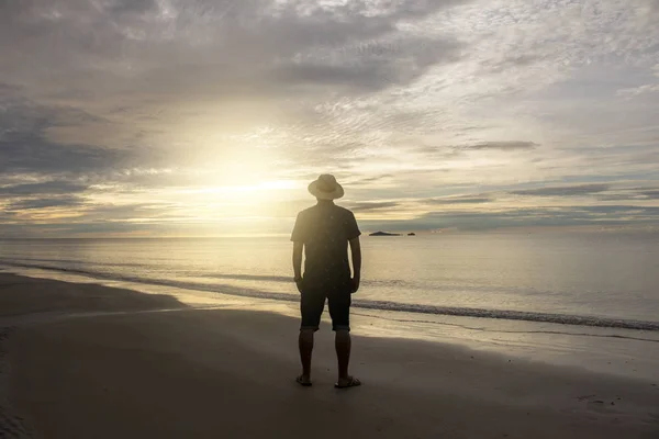 Sahilde büyük günbatımı siluet insanları