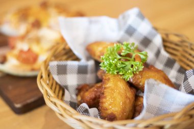 Sepet içinde tavuk kanadı kapatın