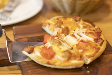 Tahta masada servis edilen lezzetli pizza.