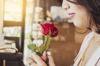 Kafede Güllü kadın