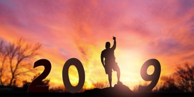 Newyear 2019 kavramı siluet genç adam siz 2019 kadar yeni el