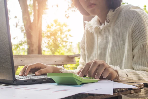 hesap makinesini kullanarak iş kadınları.