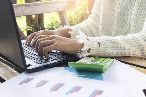 Femme travaillant à la maison main de bureau sur clavier gros plan — Photo