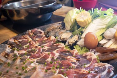 Shabu-shabu tabakta japon restoranında insanlarla masaya 