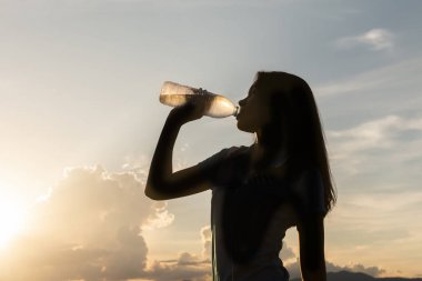 Jogging sonra Siluet Genç Asyalı Kadın İçme Suyu