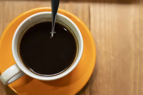 Top vista xícara de café na mesa de madeira — Fotografia de Stock