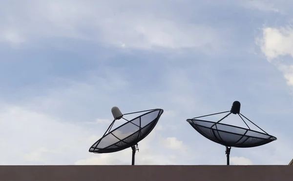 Antena de comunicación parabólica con fondo de cielo —  Fotos de Stock