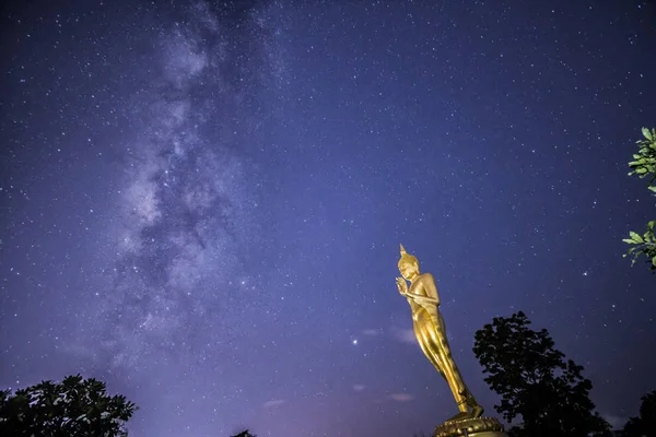 Статуя Будды на фоне Млечного Пути в Таиланде — стоковое фото