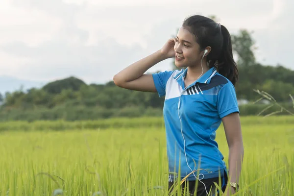 Fitness-Mädchen mit Sport-In-Ear-Kopfhörern — Stockfoto