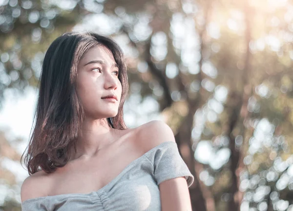 Utomhus porträtt av en söt ung asiatisk kvinna — Stockfoto