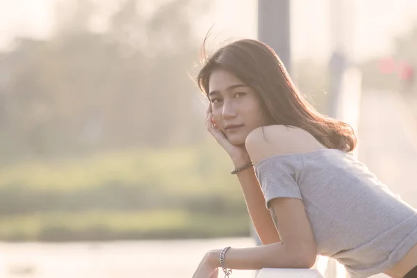 Ritratto all'aperto di una giovane donna asiatica carina — Foto Stock