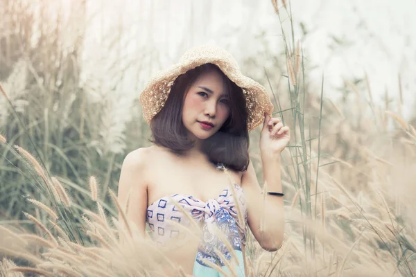 Un ritratto di una donna asiatica sexyl all'aperto — Foto Stock