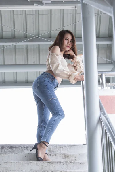 Retrato de bela mulher asiática posando no overpas — Fotografia de Stock