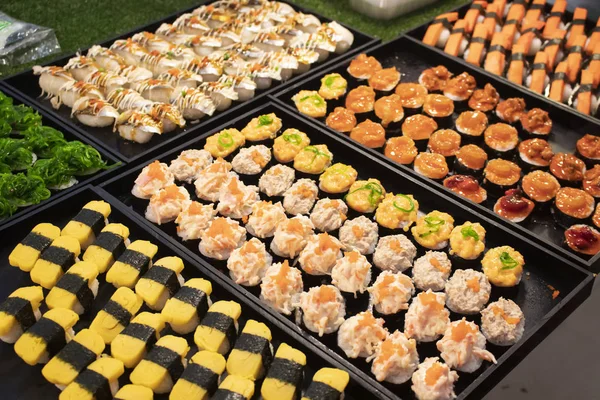 Frische Maki-Sushi-Platte mit viel Abwechslung. Selektiver Fokus — Stockfoto