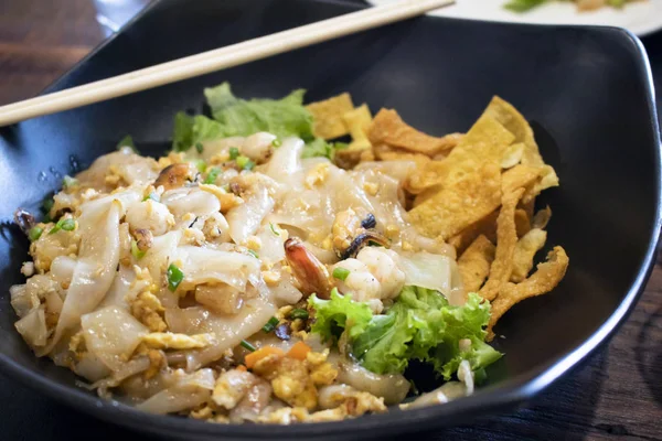 Cerrar revuelva los fideos de grasa de arroz fresco frito — Foto de Stock