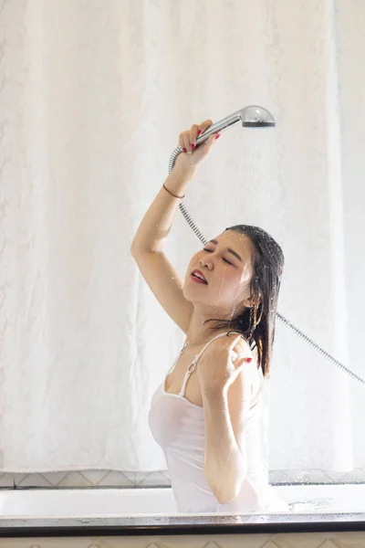 Femme prenant une douche jouissant d'éclaboussures d'eau sur elle — Photo