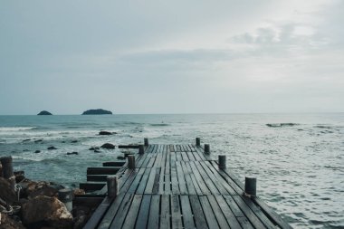 Denizde eski ahşap bir köprü