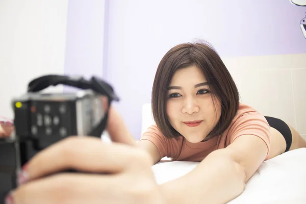 Asyalı kadınlar yatakta Selfie — Stok fotoğraf