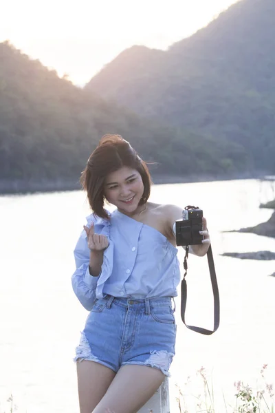 Szczęśliwy Asian kobiety selfie na wolnym powietrzu — Zdjęcie stockowe
