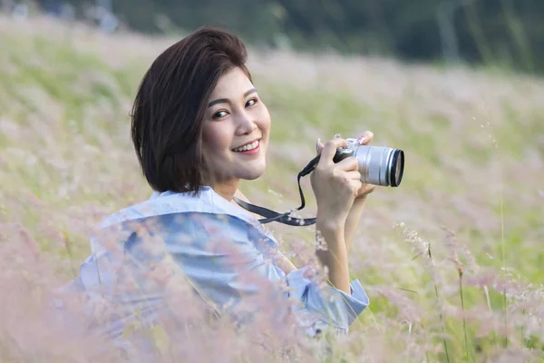 Outdoor estate lifestyle ritratto di bella giovane donna asiatica ha — Foto Stock