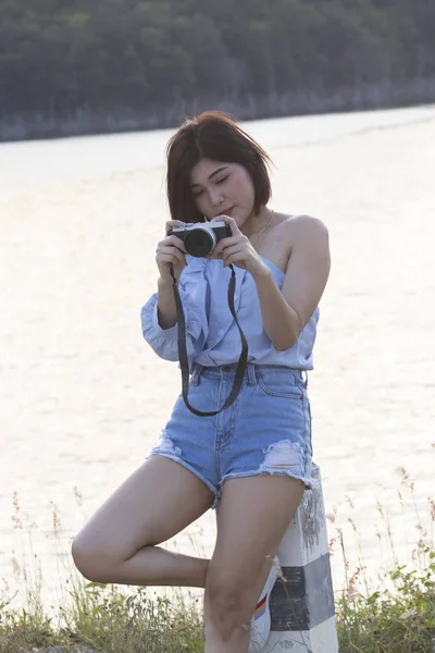 Giovani donne asiatiche scattare foto all'aperto — Foto Stock