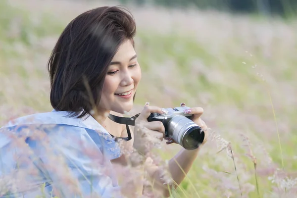 Outdoor estate lifestyle ritratto di bella giovane donna asiatica ha — Foto Stock