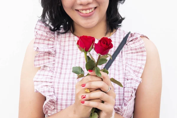 Asiatisk kvinna som innehar röda rosor blomma med Feeling Happy — Stockfoto