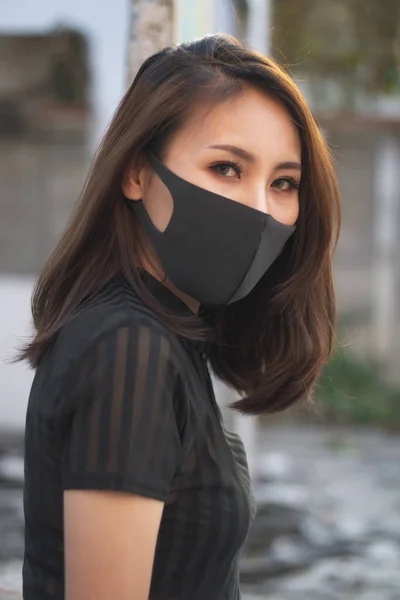 Ασιατική γυναίκα φορώντας μάσκα μίας χρήσης (αναπνευστήρας) για τη ρύπανση — Φωτογραφία Αρχείου