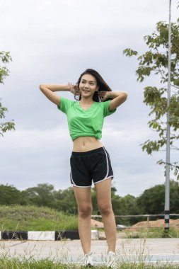 kadın dışında çalışan egzersiz sonra mutlu gülümseyen