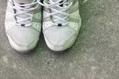 Yolda ayakkabı çalıştırma. 