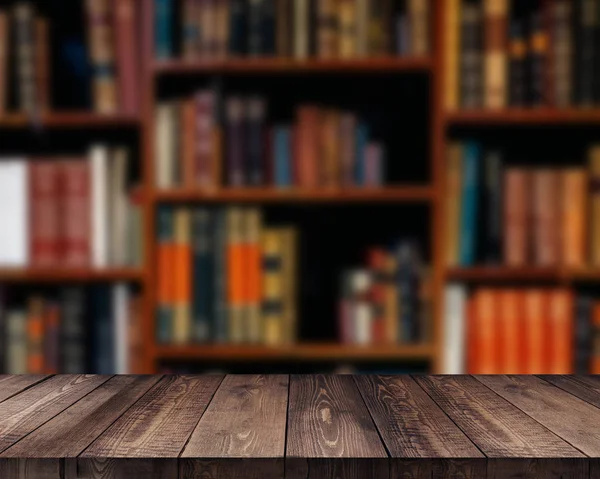 Boş ahşap masa ve modern Kütüphane arka plan