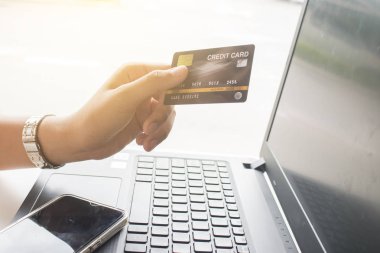 Kadın eller kredi kartı tutan