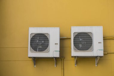 Sarı duvar arka planda Klima Kompresörü