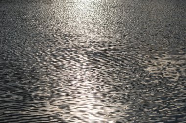 Gün batımı ile su yüzeyi 