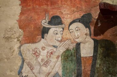 Bir wo kulağına fısıldayan bir adamın ünlü duvar resmi