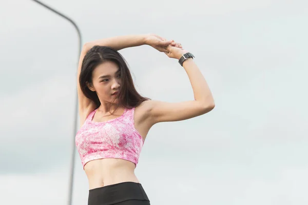 Fitness kvinna gör Stretch motion stretching armarna — Stockfoto