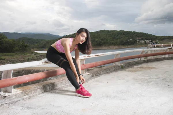 Asiatico femmina sport fitness corridore ottenere pronto per jogging fuori — Foto Stock