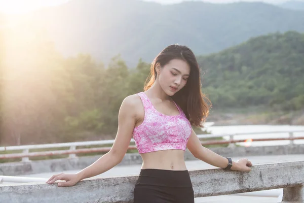 Porträtt vacker ung sport asiatisk kvinna — Stockfoto