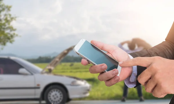 Akıllı telefon kullanarak erkek el ve araba sigortası arayın.