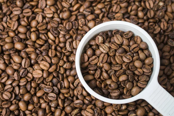 Top view kávébab fehér csésze kávébab háttér — Stock Fotó