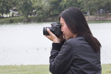 kadın fotoğrafçı fotoğrafı çeker