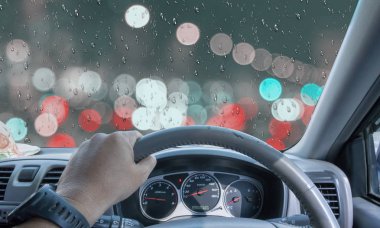 Yoğun trafiğin olduğu bir şehirde bulutlu ve yağmurlu bir günde sürücü