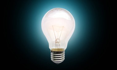 Siyah arkaplanda ampul